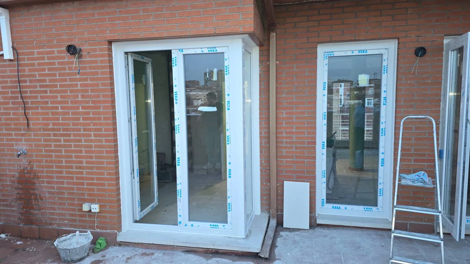 Instalación de ventanas de PVC y aluminio de alta eficiencia térmica - v 4